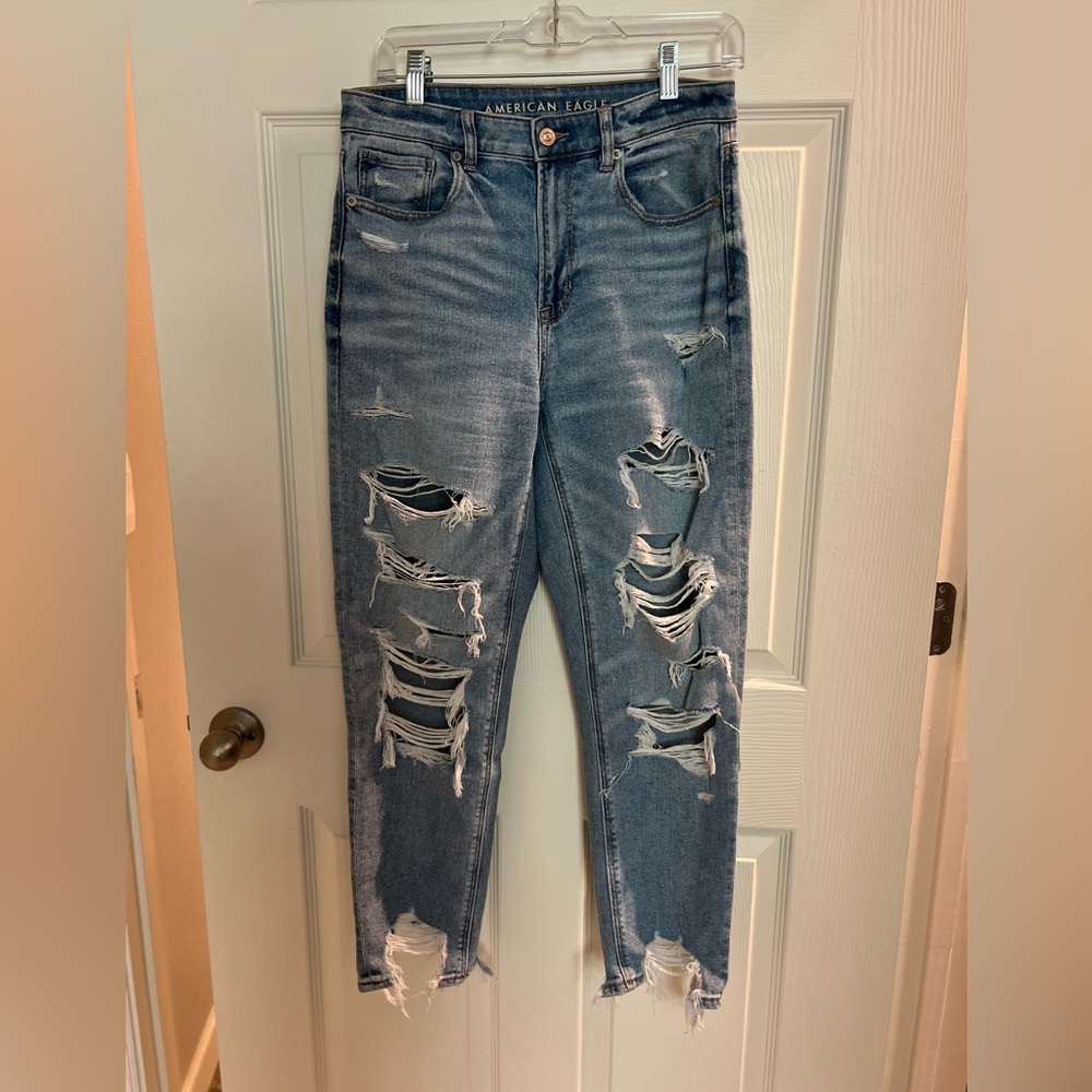 American Eagle distressed mom Jean size 6 regular